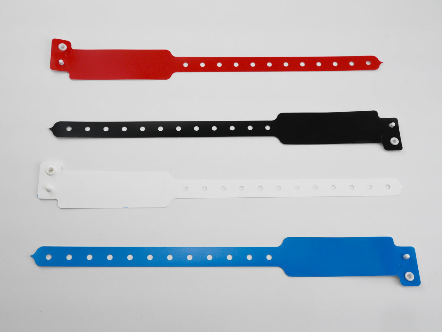 Pulseras de materiales reciclados y sostenibles para identificación y control de acceso