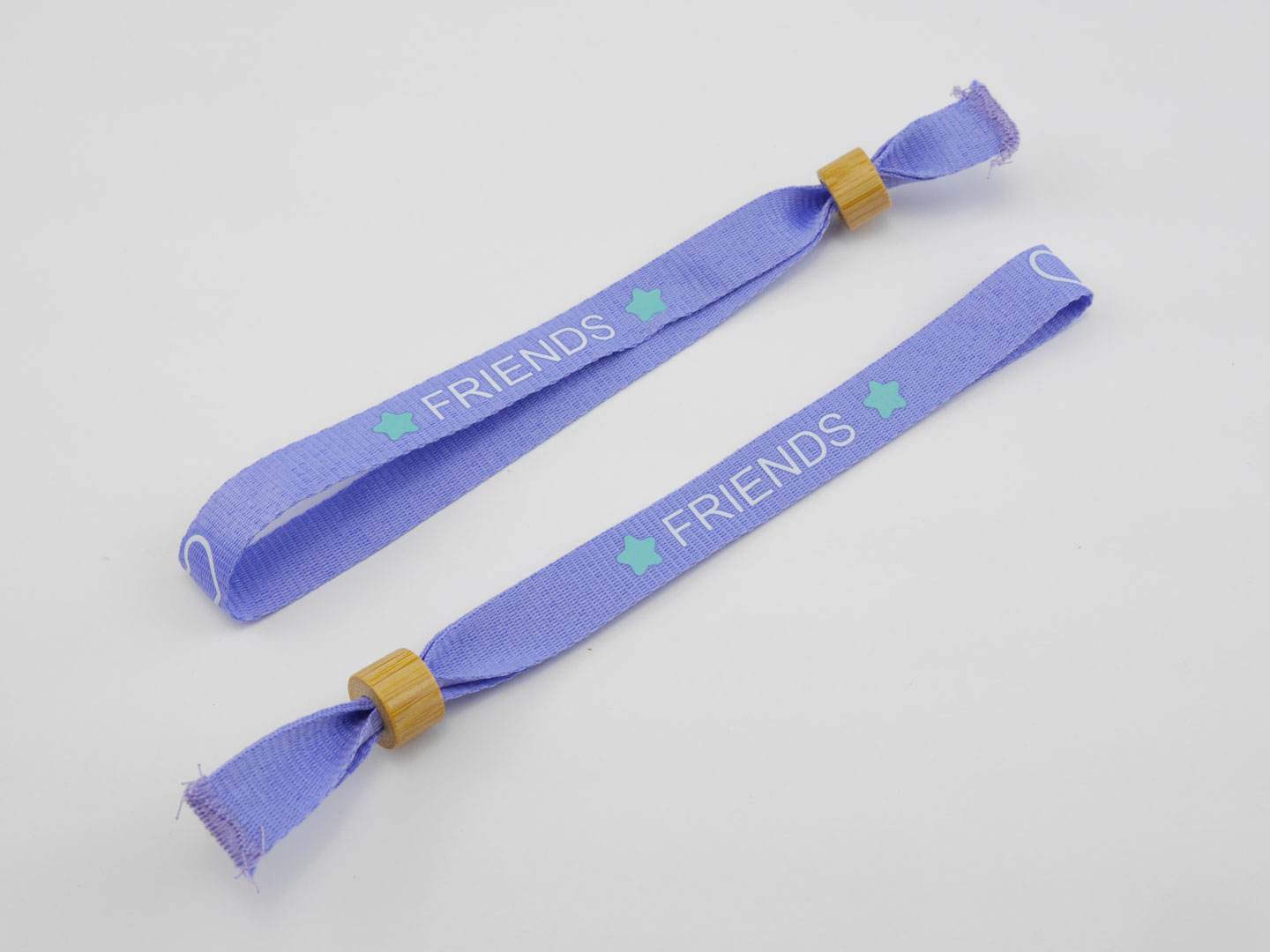 Pulseras de materiales reciclados y sostenibles para identificación y control de acceso
