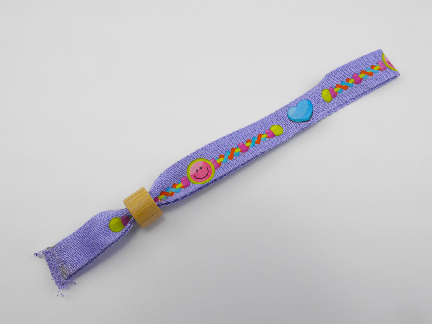 Pulseras de materiales reciclados y sostenibles para identificación y control de acceso