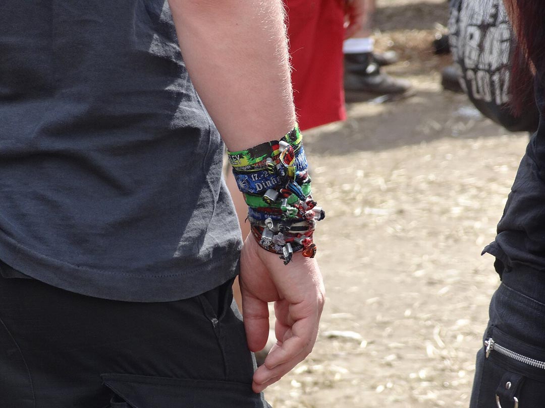 Pulseras de materiales reciclados y sostenibles para identificación y control de acceso